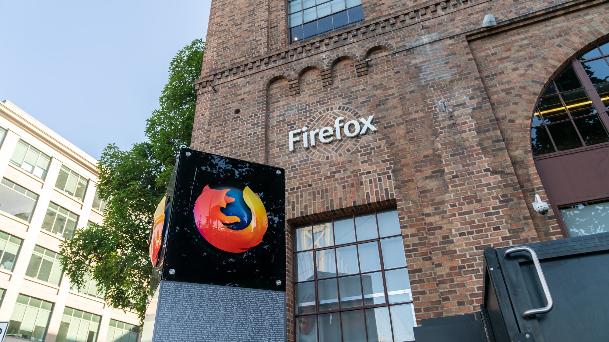 Comparing Brave and Firefox: Unique Features and Functionalities